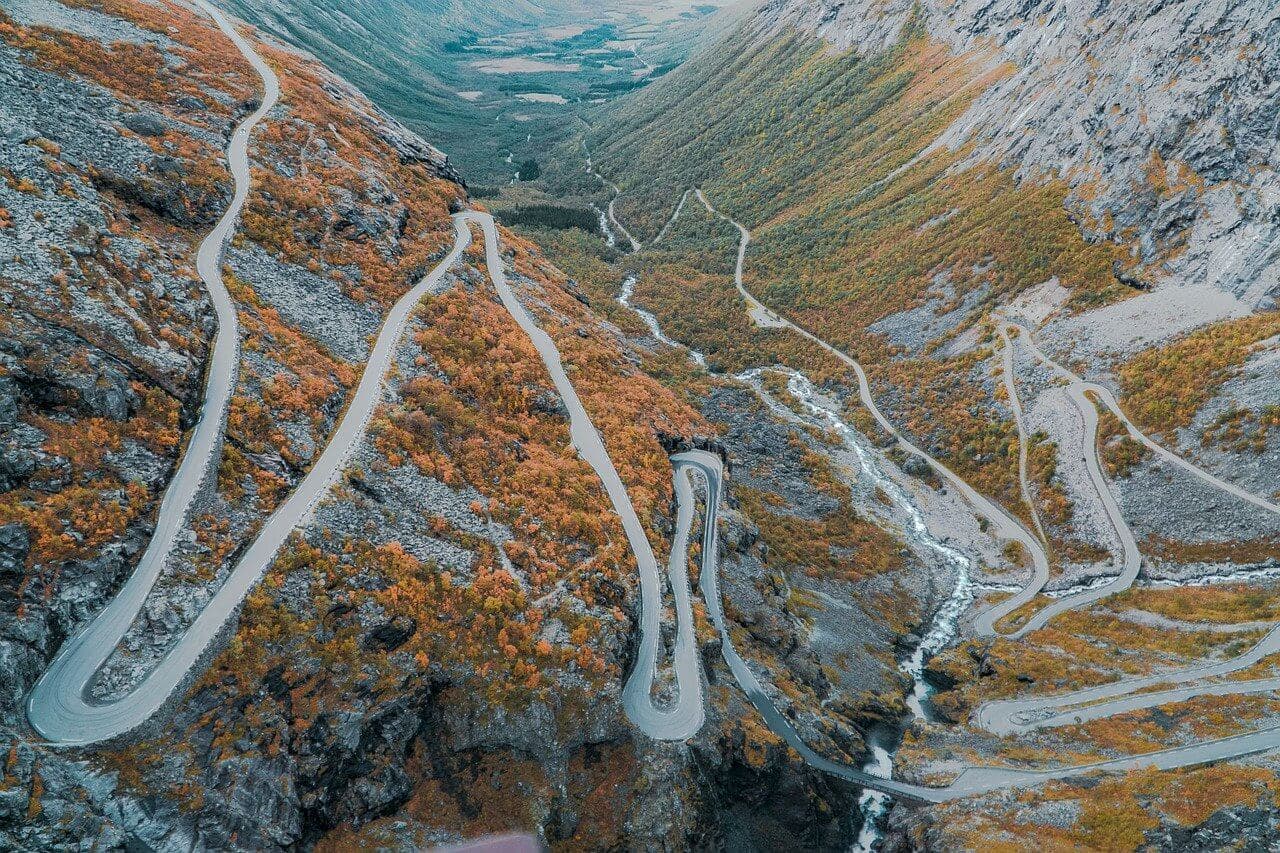 Svingete vei opp fjell.